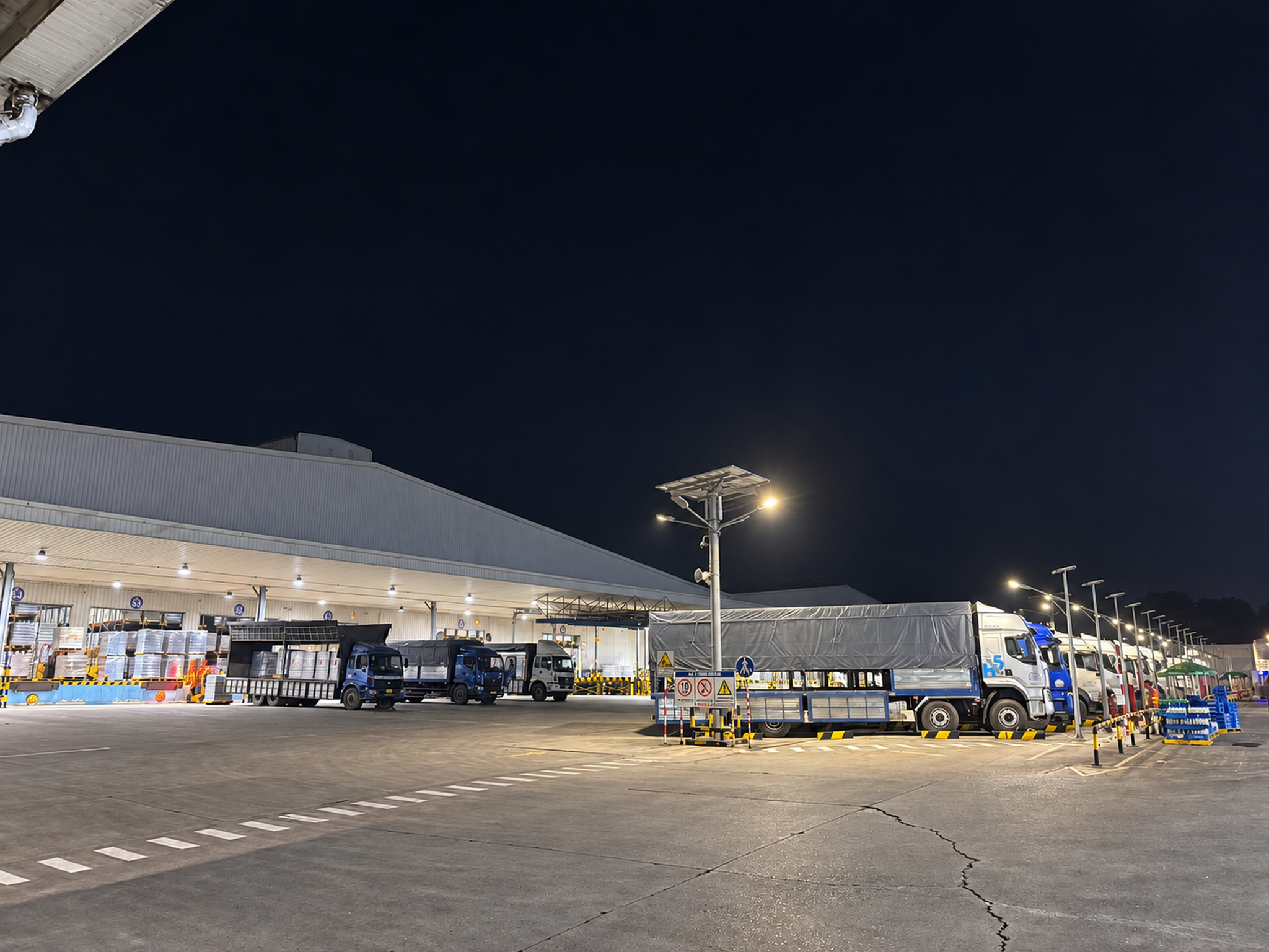 Đội xe tải thương mại Tuấn Trinh Logistics tại trung tâm vận hành kho bãi